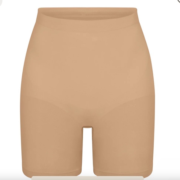 SKIMS SEAMLESS SCULPT
MID THIGH SHORT Size Small New without tags $38 - Picture 6 of 11